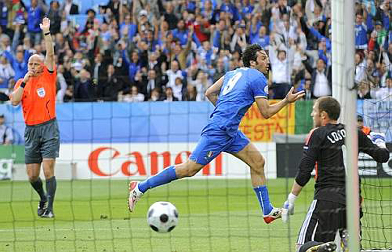 Euro 2008 (13).jpg - Italy's Luca Toni (C) runs after a shot on goal as match referee Tom Henning Ovrebo of Norway (L) makes an offside call during their Group C Euro 2008 soccer match against Romania at the Letzigrund stadium in Zurich, June 13, 2008.